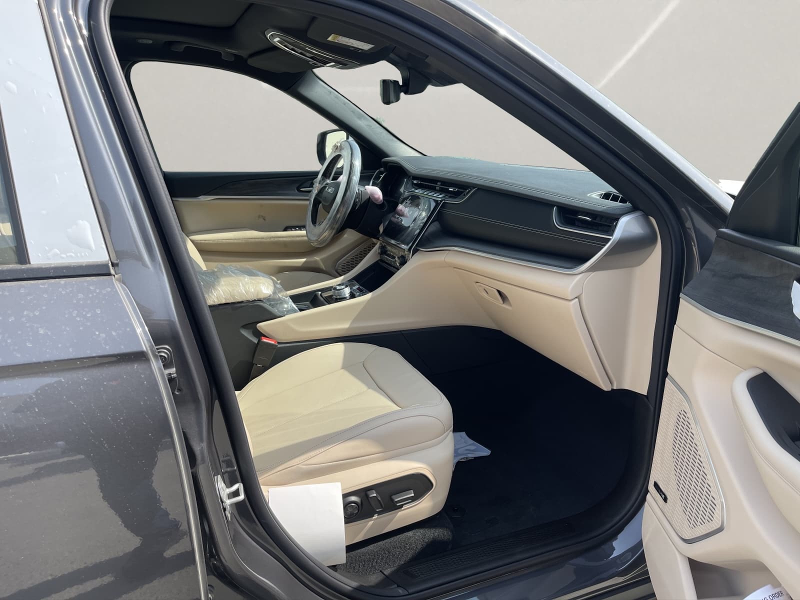 grand cherokee limited interior